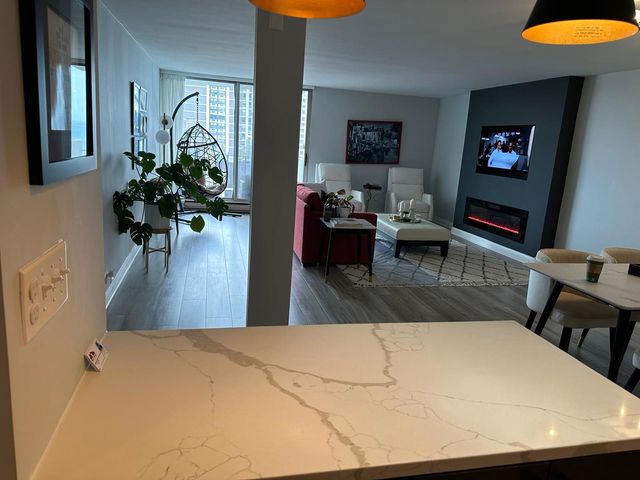6033 N Sheridan Road 17H, Chicago, IL 60660