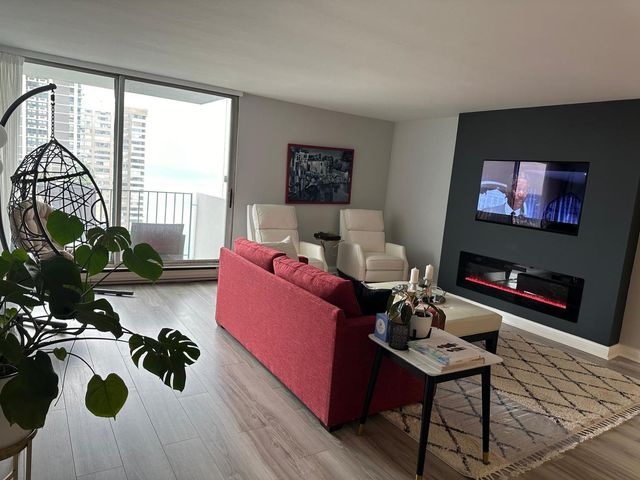 6033 N Sheridan Road 17H, Chicago, IL 60660