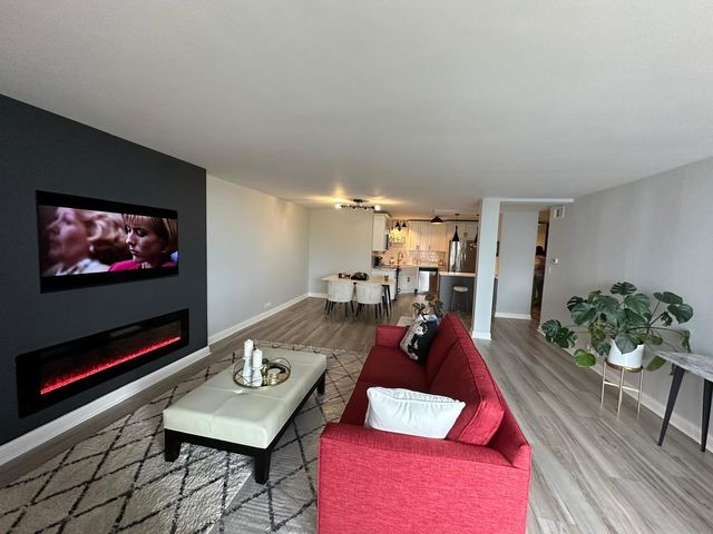 6033 N Sheridan Road 17H, Chicago, IL 60660
