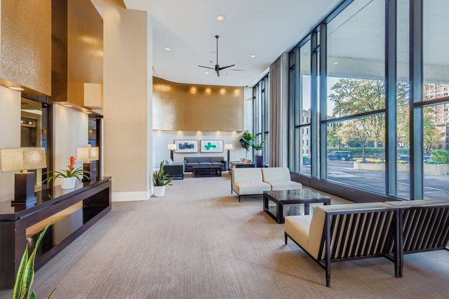 3930 N Pine Grove Avenue 1002, Chicago, IL 60613