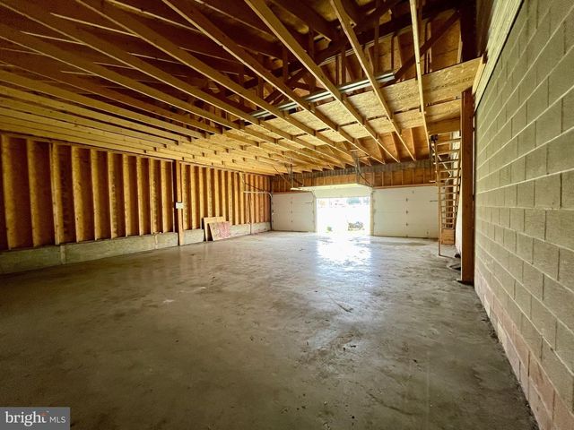 5694 HANOVER RD, Hanover, PA 17331