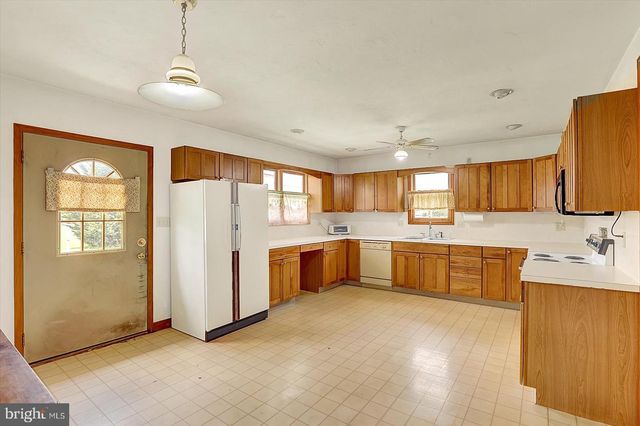 5694 HANOVER RD, Hanover, PA 17331