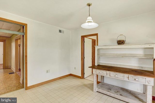 5694 HANOVER RD, Hanover, PA 17331