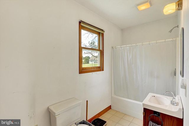 5694 HANOVER RD, Hanover, PA 17331