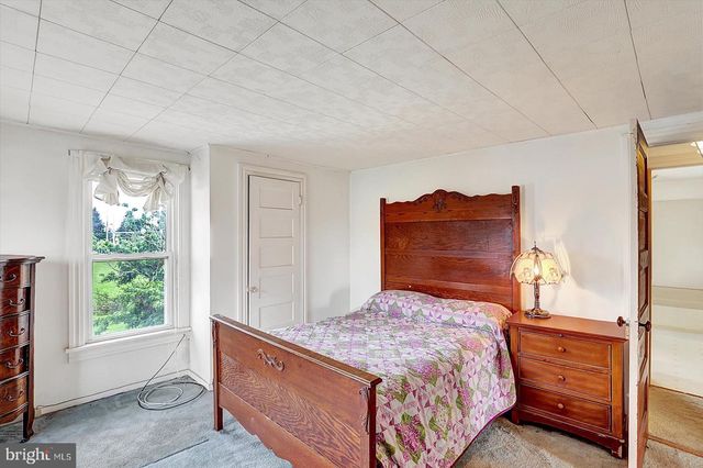 5694 HANOVER RD, Hanover, PA 17331