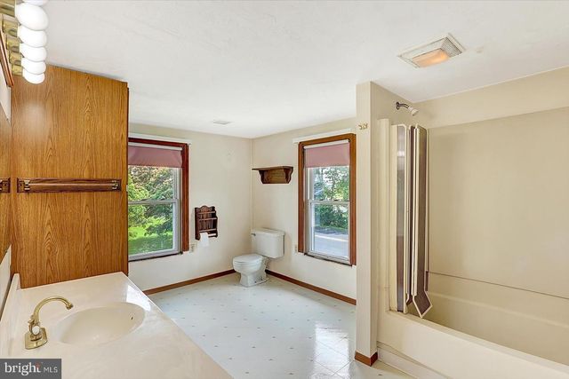 5694 HANOVER RD, Hanover, PA 17331