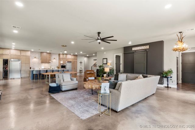 8562 Adams Creek Road, Beggs, OK 74421