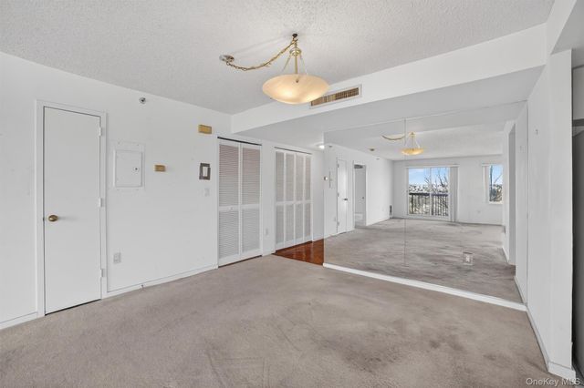 10 Stewart Place 4BE, White Plains, NY 10603