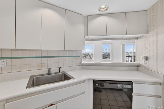 10 Stewart Place 4BE, White Plains, NY 10603