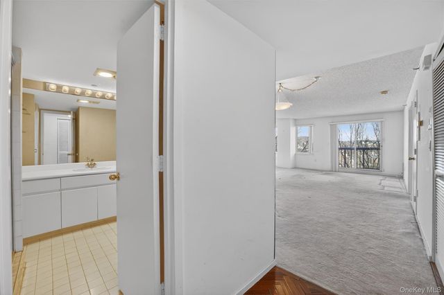 10 Stewart Place 4BE, White Plains, NY 10603