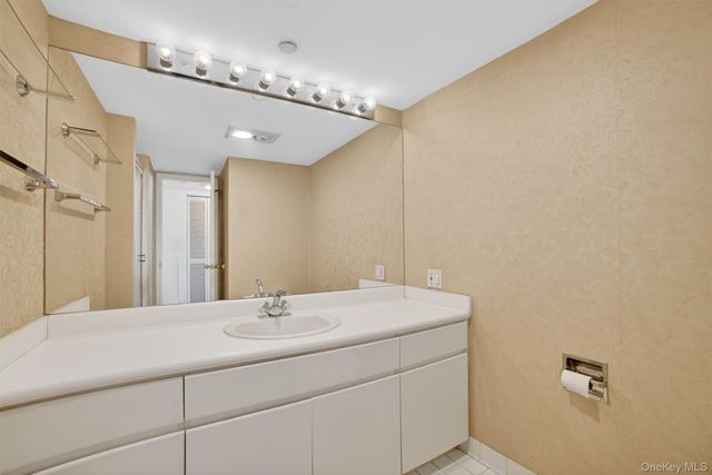 10 Stewart Place 4BE, White Plains, NY 10603