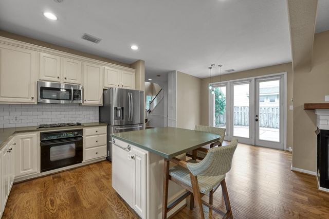 10 N Flickering Sun Circle, The Woodlands, TX 77382