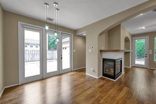 10 N Flickering Sun Circle, The Woodlands, TX 77382