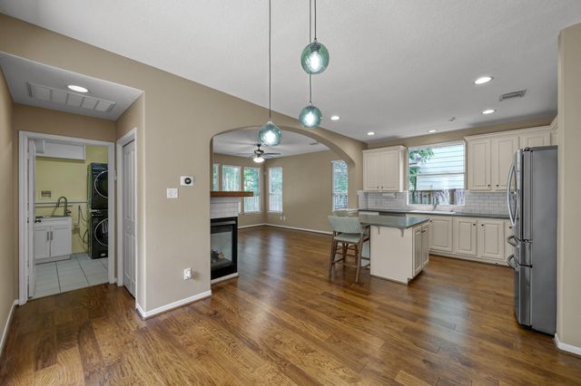 10 N Flickering Sun Circle, The Woodlands, TX 77382