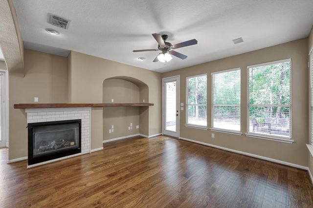 10 N Flickering Sun Circle, The Woodlands, TX 77382