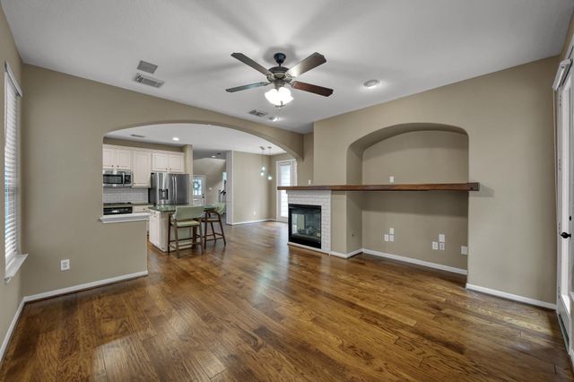 10 N Flickering Sun Circle, The Woodlands, TX 77382