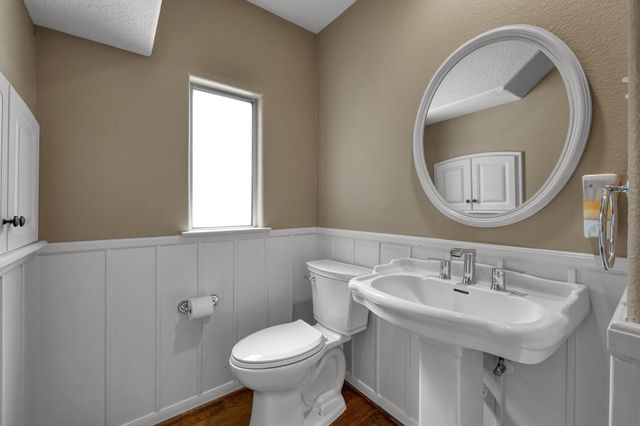 10 N Flickering Sun Circle, The Woodlands, TX 77382