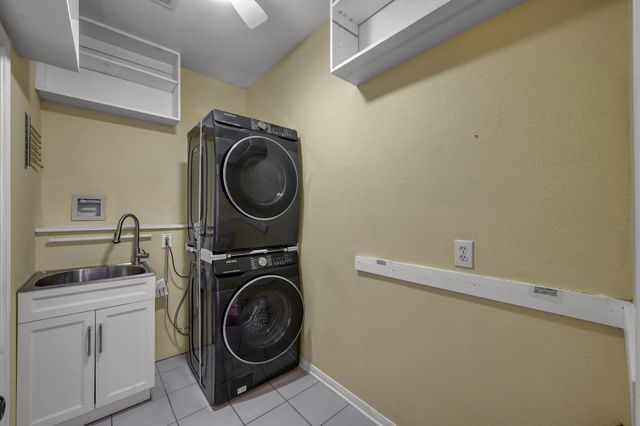 10 N Flickering Sun Circle, The Woodlands, TX 77382