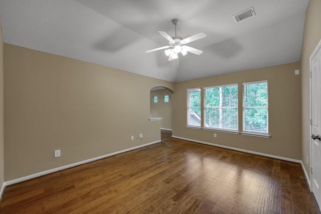 10 N Flickering Sun Circle, The Woodlands, TX 77382