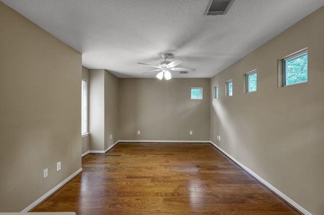 10 N Flickering Sun Circle, The Woodlands, TX 77382