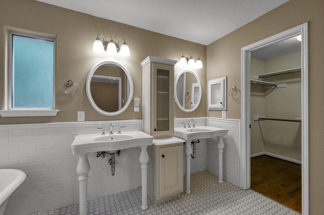 10 N Flickering Sun Circle, The Woodlands, TX 77382