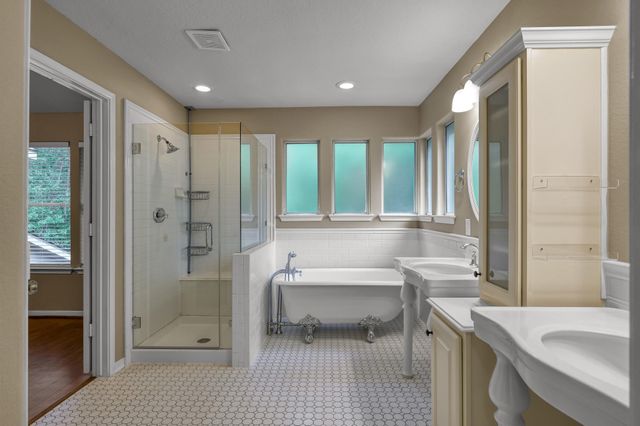 10 N Flickering Sun Circle, The Woodlands, TX 77382
