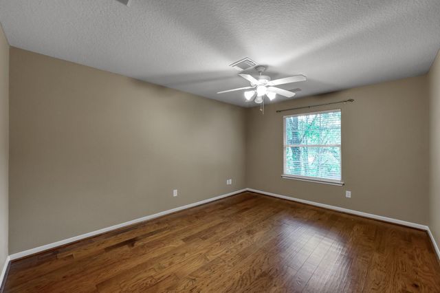 10 N Flickering Sun Circle, The Woodlands, TX 77382