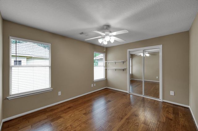 10 N Flickering Sun Circle, The Woodlands, TX 77382