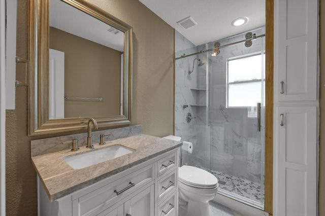 10 N Flickering Sun Circle, The Woodlands, TX 77382