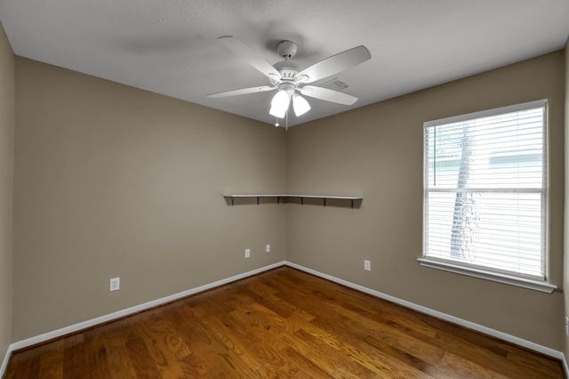 10 N Flickering Sun Circle, The Woodlands, TX 77382