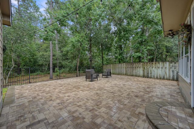 10 N Flickering Sun Circle, The Woodlands, TX 77382