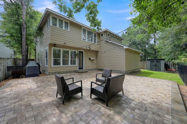 10 N Flickering Sun Circle, The Woodlands, TX 77382