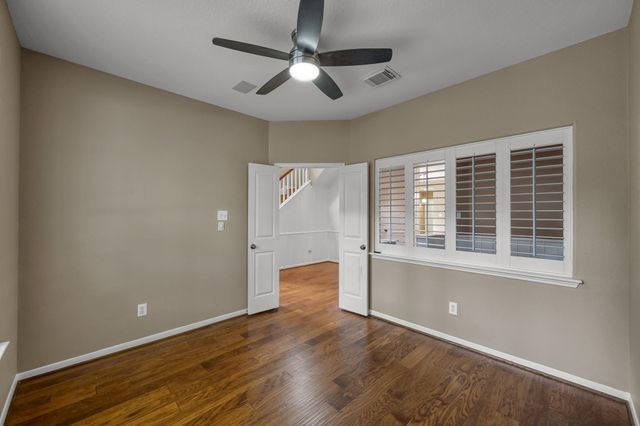 10 N Flickering Sun Circle, The Woodlands, TX 77382