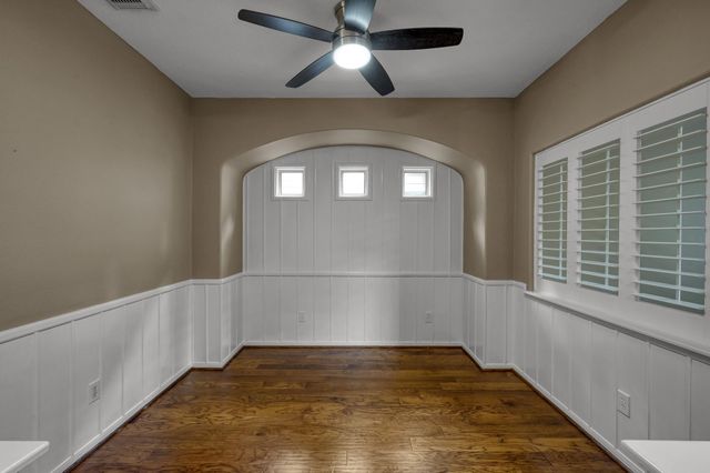10 N Flickering Sun Circle, The Woodlands, TX 77382