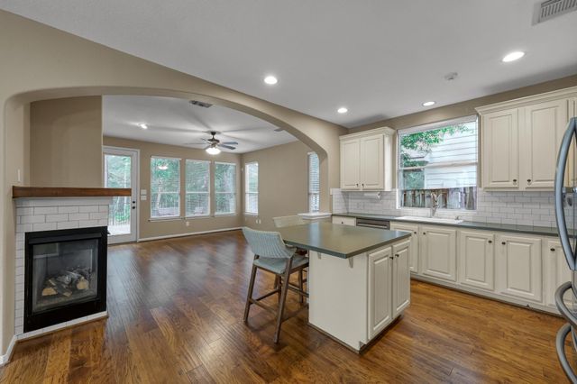 10 N Flickering Sun Circle, The Woodlands, TX 77382
