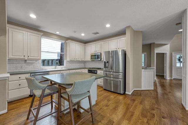10 N Flickering Sun Circle, The Woodlands, TX 77382