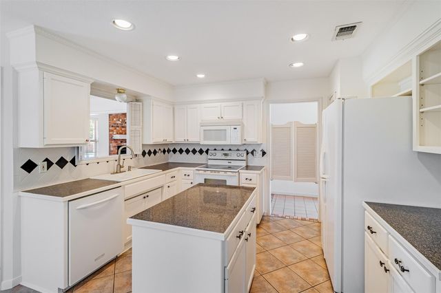 181 Cypress PT, Meadowlakes, TX 78654