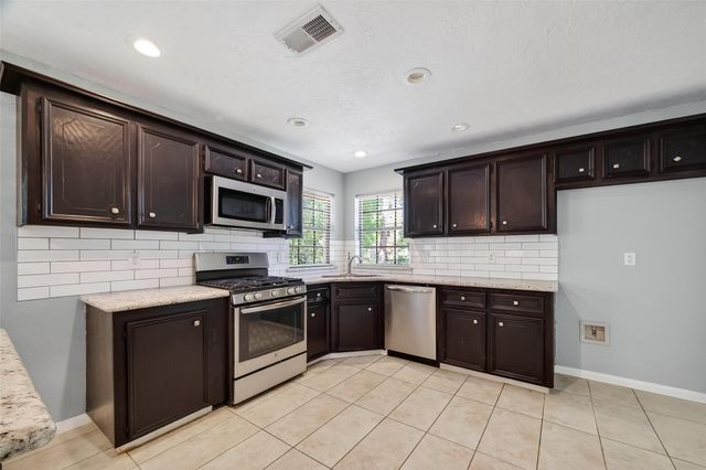 1015 Oak Leaf Street, La Porte, TX 77571