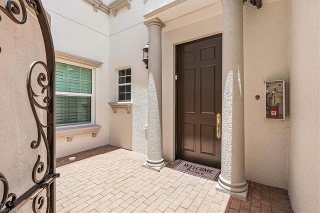 3695 Montreux LN 202, Naples, FL 34114