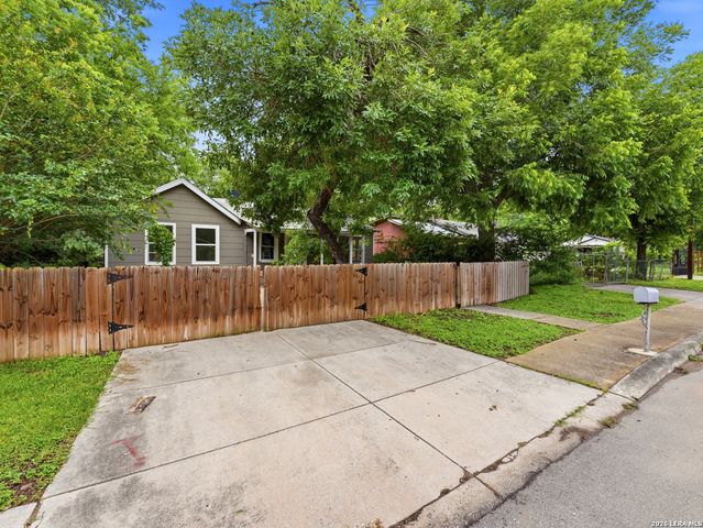 720 CHICKERING AVE, San Antonio, TX 78210