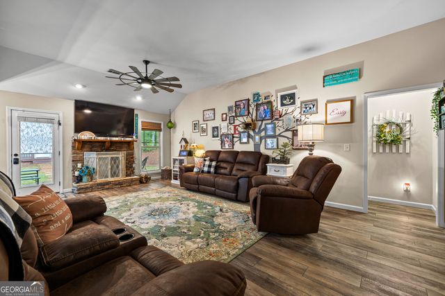 32 Brooks Lake Drive, Newnan, GA 30263