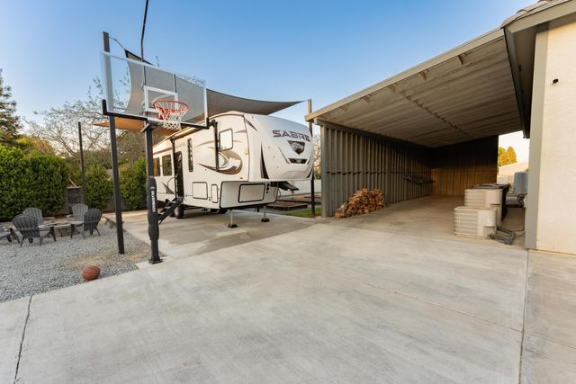 13496 El Nogal Avenue, Visalia, CA 93292