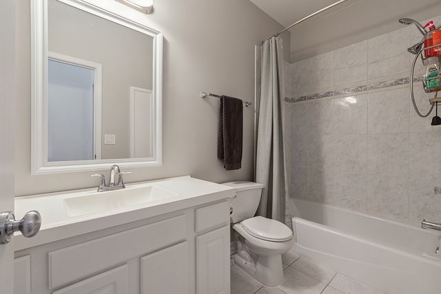 8204 W Rosebury Drive, Frankfort, IL 60423