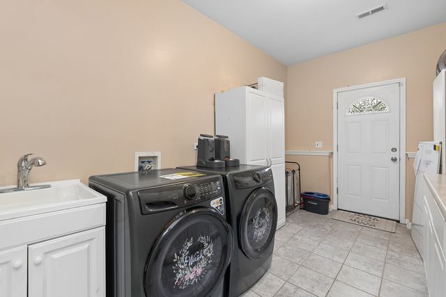 8204 W Rosebury Drive, Frankfort, IL 60423