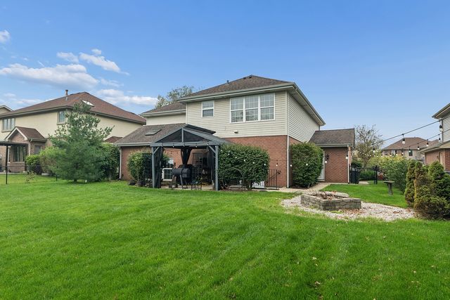 8204 W Rosebury Drive, Frankfort, IL 60423