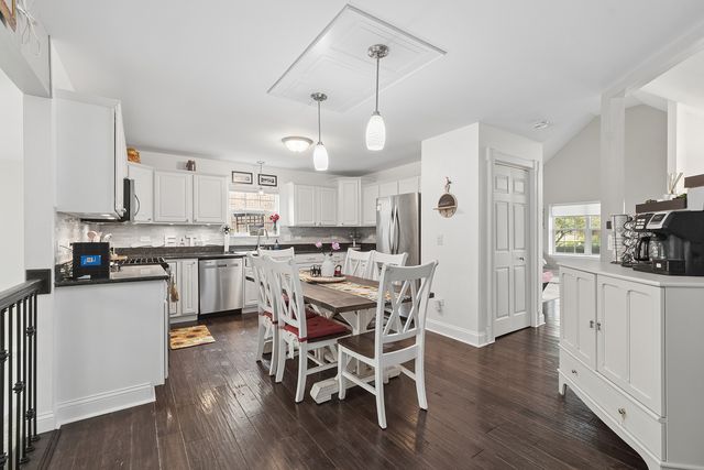8204 W Rosebury Drive, Frankfort, IL 60423