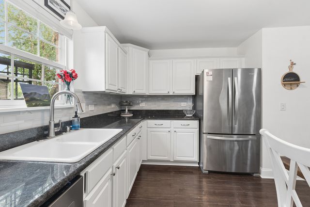 8204 W Rosebury Drive, Frankfort, IL 60423