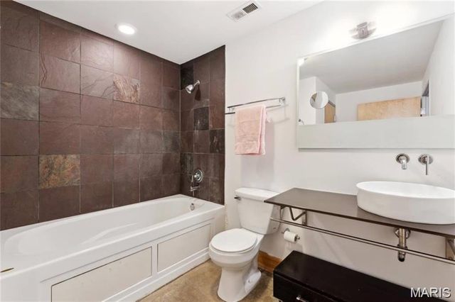 2201 Locust Street 207, St Louis, MO 63103