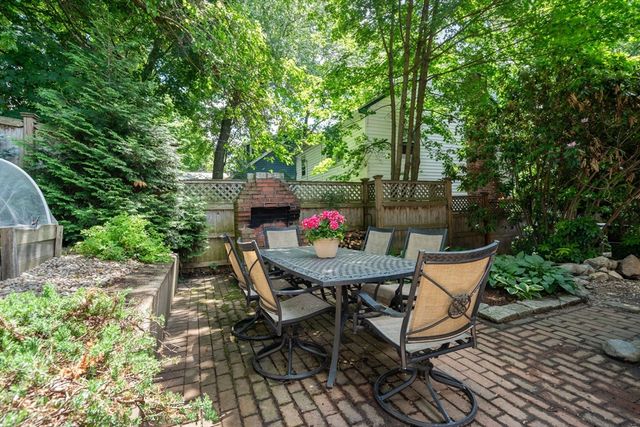 87 Redlands Rd, Boston, MA 02132
