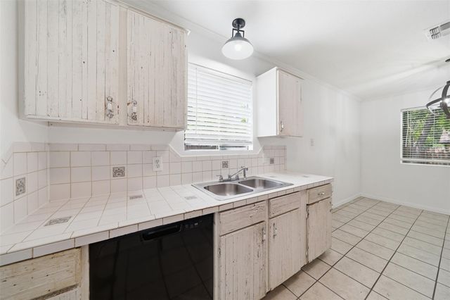 1913 Denfield DR, Round Rock, TX 78664